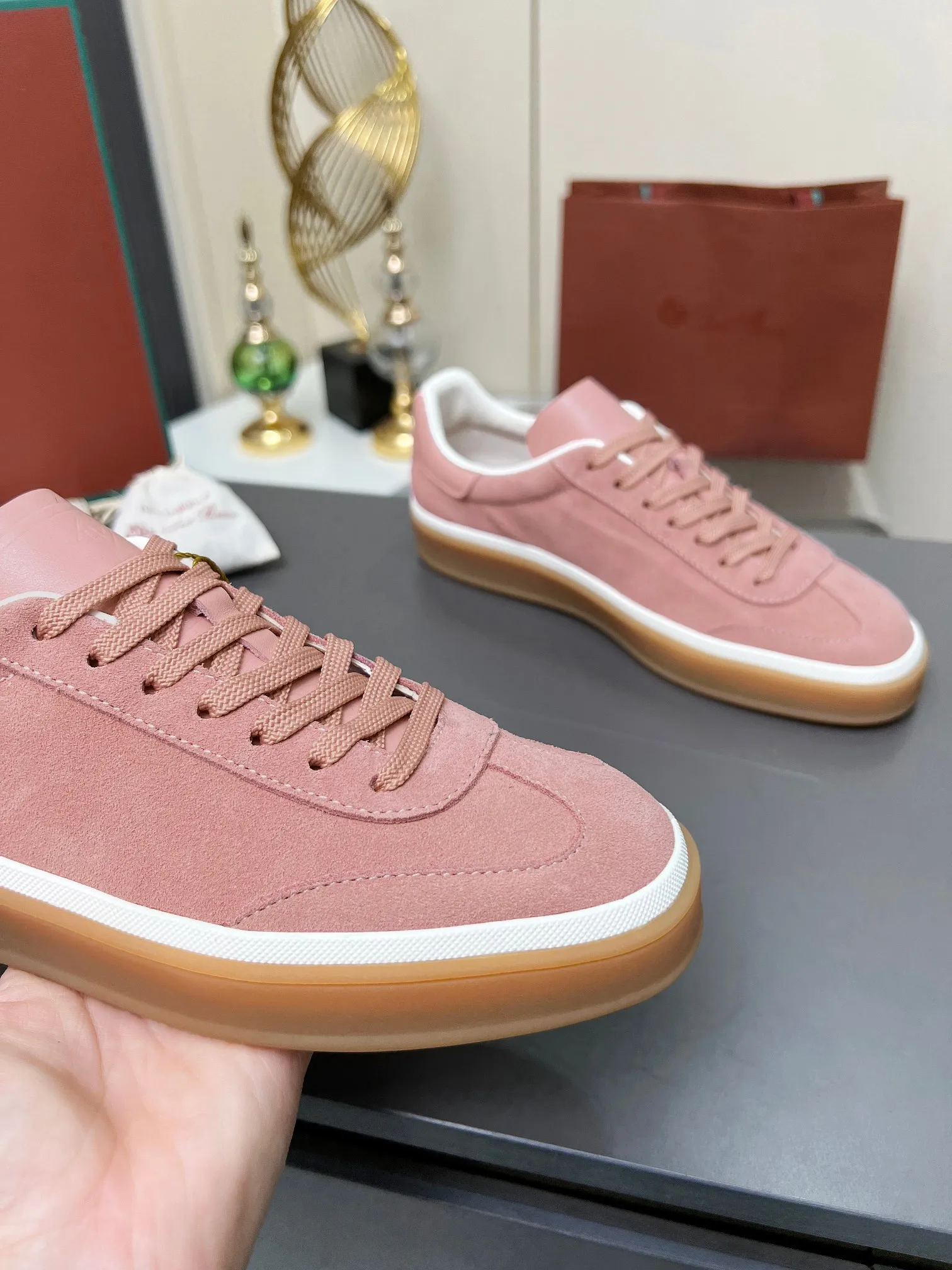 Factory price: 580💰Purchase level, high version🦅⛳️ Italy [Loro men's shoes💰iana] Tennis walk series L men's shoes💰Couple moral training shoes casual sports shoes sneakers🎁🎁 Original purchase development and production This new suede tennis shoe adopts an ultra-low design, suitable for wearing all year round👫👫 The wrapped sole creates an effortlessly attractive color combination that harmoniously blends functionality with understated style, making it the ideal shoe for urban wear. Soft calfskin tongue with Kummel color insert at the heel, embossed L Men's shoes 💰 Logo Cotton lace upper, cowhide suede sole Rubber-lined calfskin ✦ Upper: imported first-layer cowhide ➕ Customized original cowhide ✦ Lining: cowhide lining ➕ Cow leather insole ✦ Sole: Original open-molded T men's shoe 💰R ultra-lightweight outsole ✦Packaging: Original full set of packaging ✦Female size: 35--40, ✦Male size: 39--44, customized 45